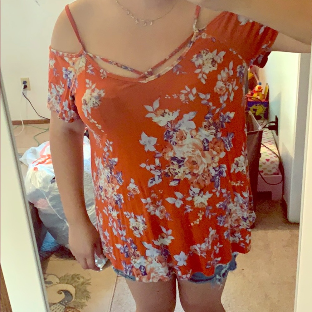 Cold shoulder T